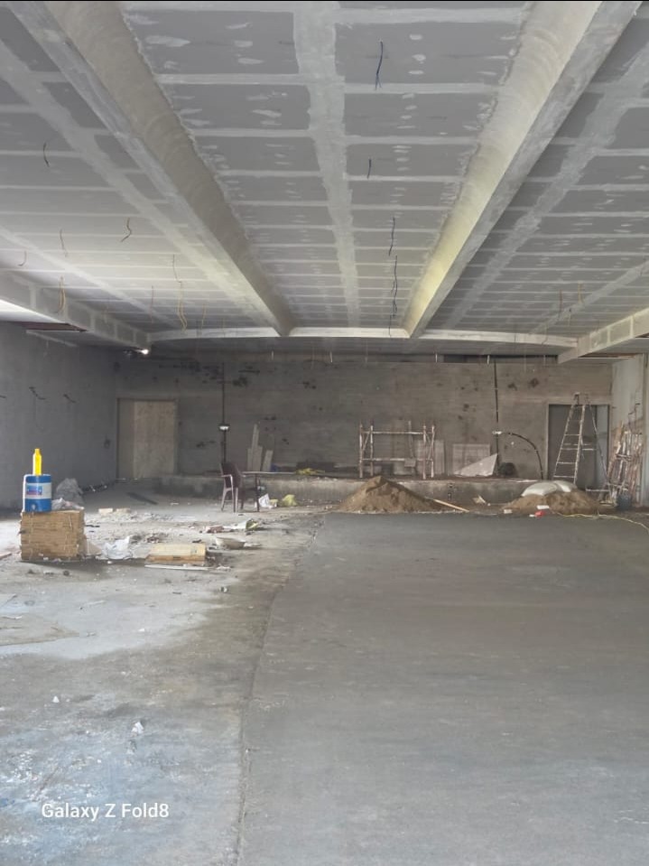 Site photo mein board ceiling, joints aur hanging wires