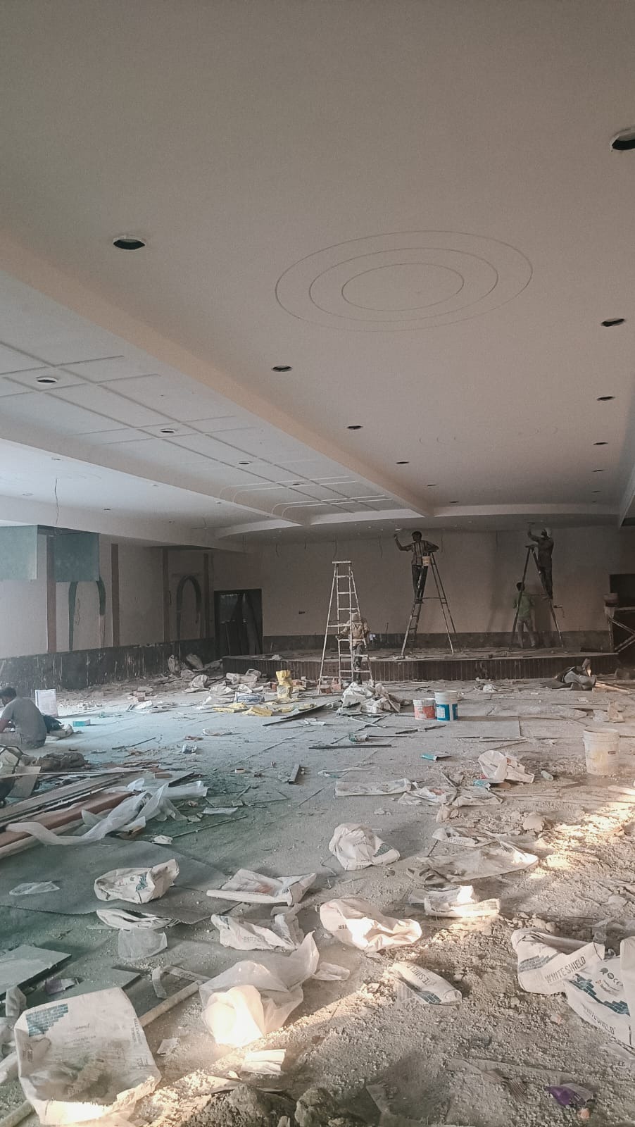 Site photo mein hall ki ceiling aur kaam chalne ka nazara